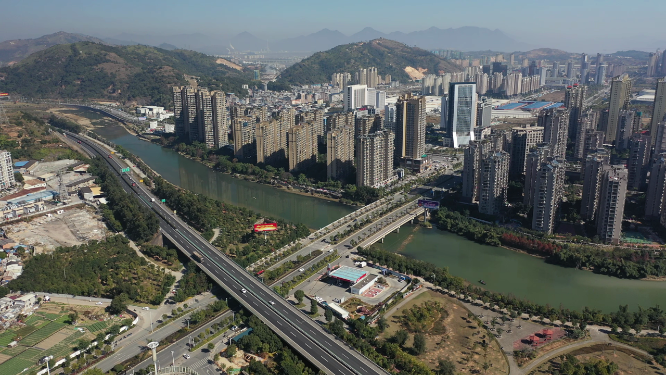 航拍沿江城市建筑群